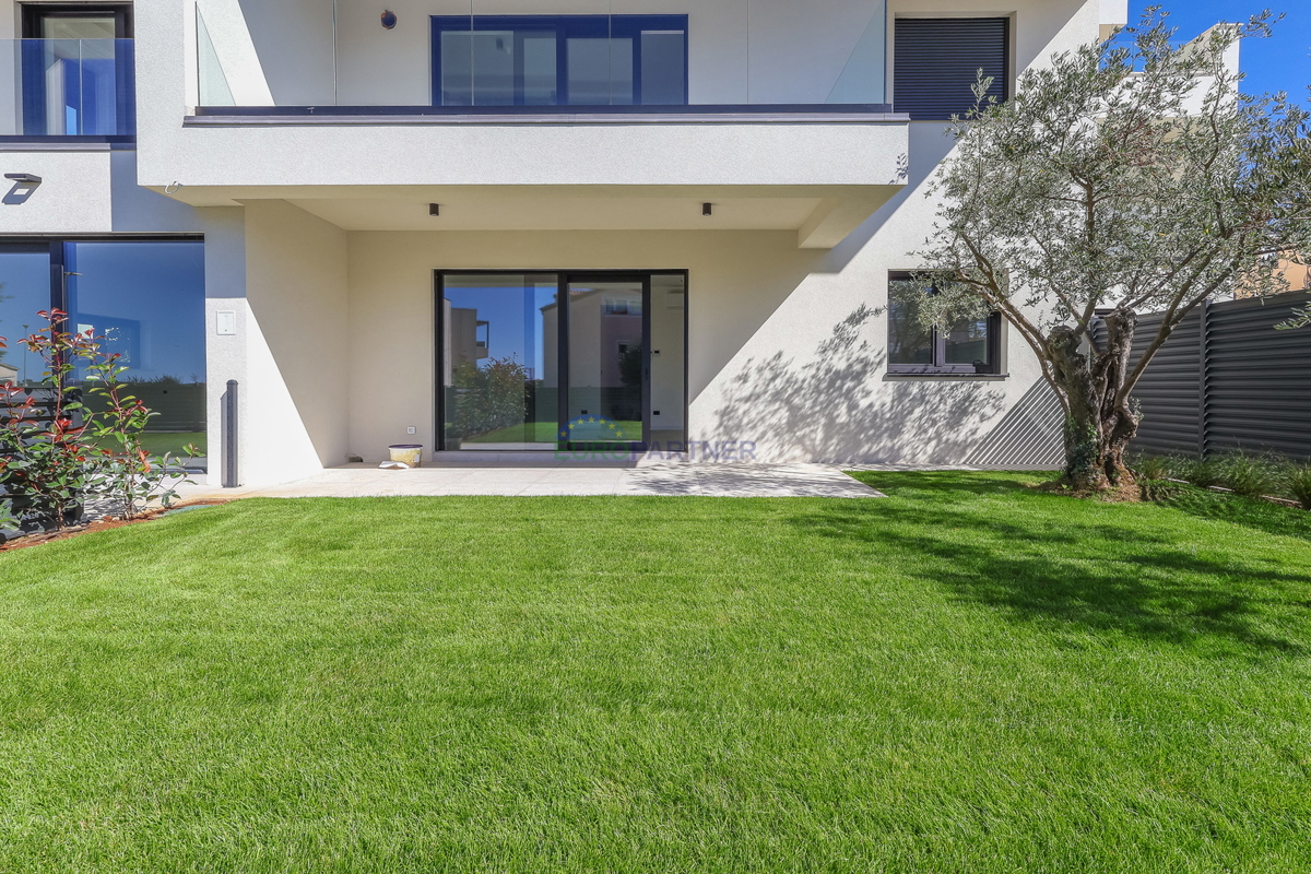 Stanovanje z vrtom, 900 m od morja, Poreč