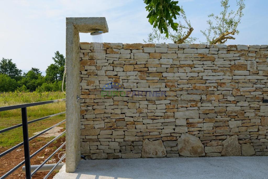 Istra, Sveti Vičenat, moderna pritlična hiša z bazenom v obliki plaže