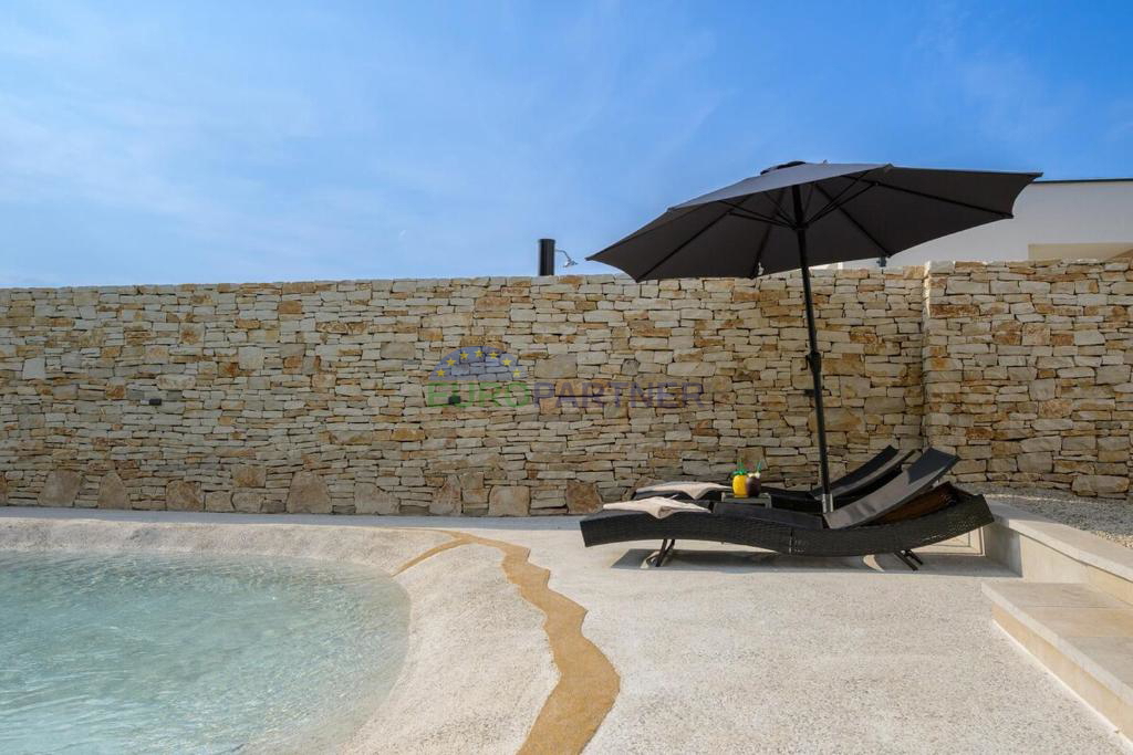 Istra, Sveti Vičenat, moderna pritlična hiša z bazenom v obliki plaže