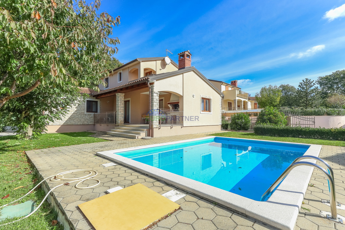 Mediteranska hiša z bazenom, 12 km od Poreča