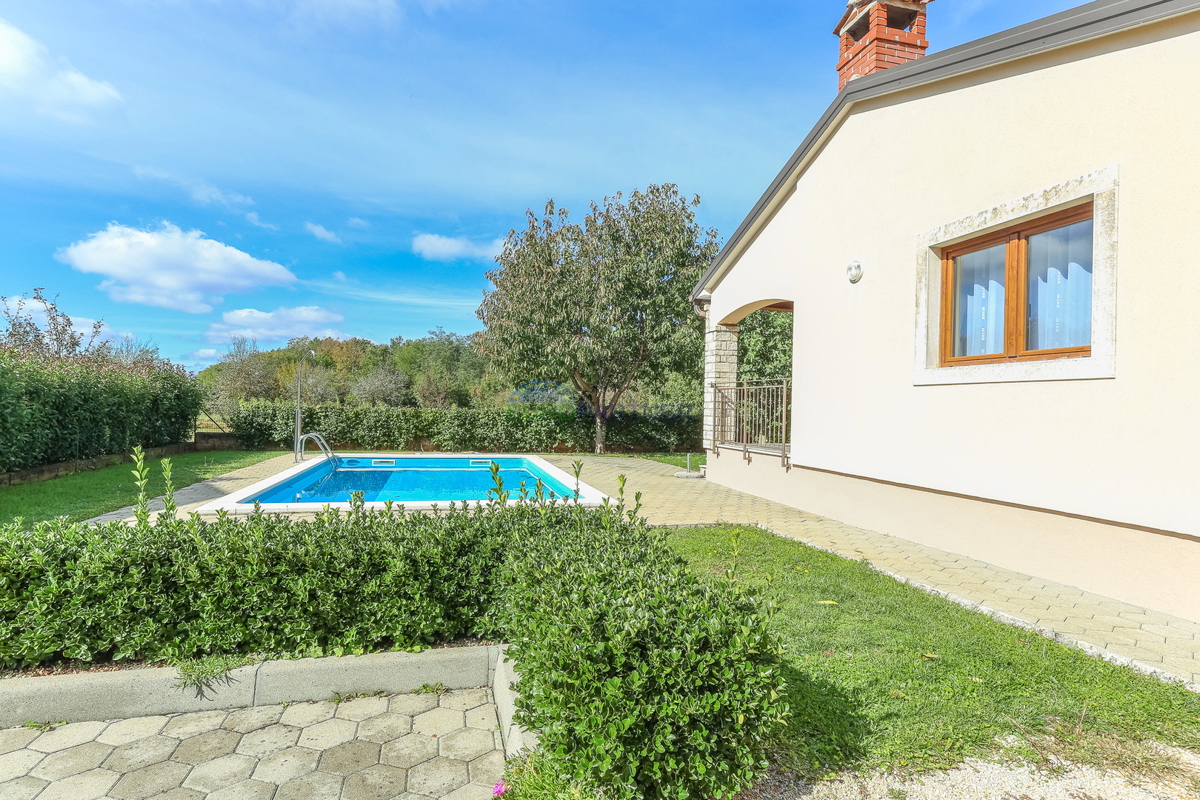 Mediteranska hiša z bazenom, 12 km od Poreča