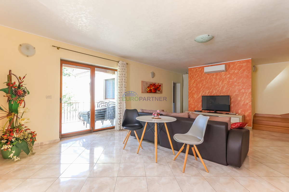 Mediteranska hiša z bazenom, 12 km od Poreča