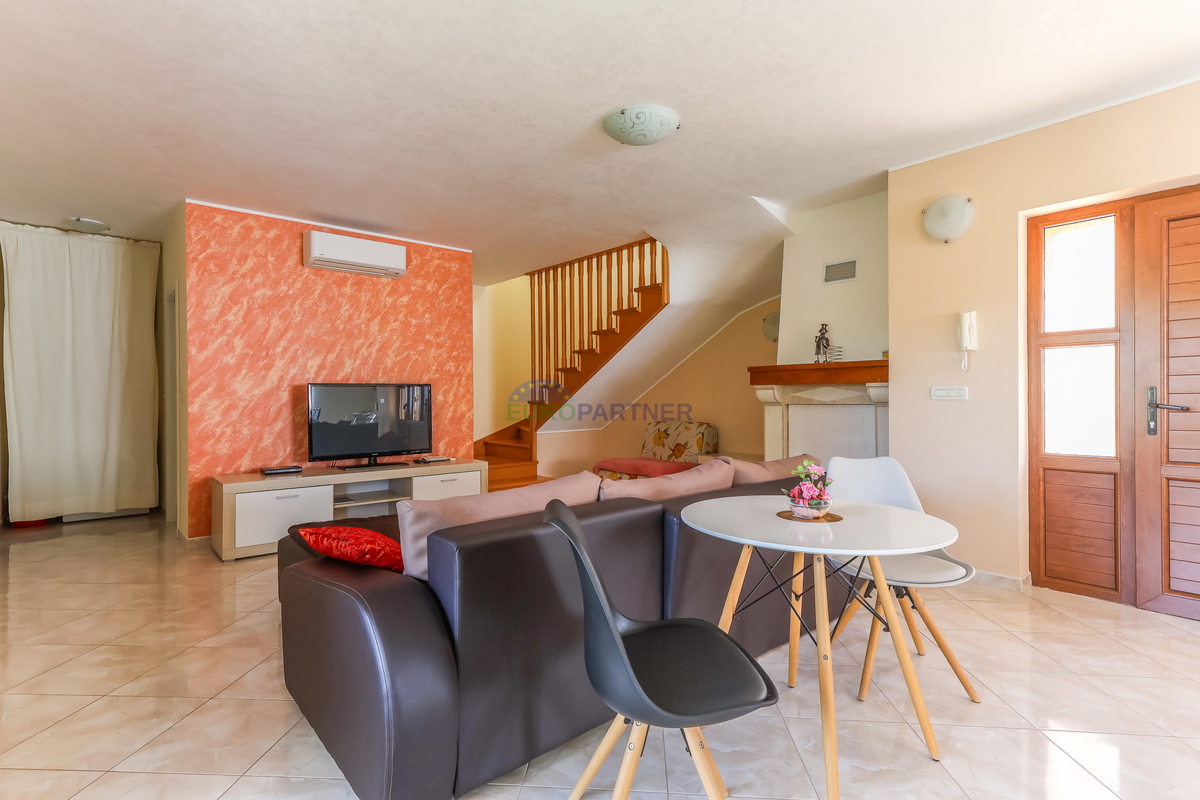 Mediteranska hiša z bazenom, 12 km od Poreča