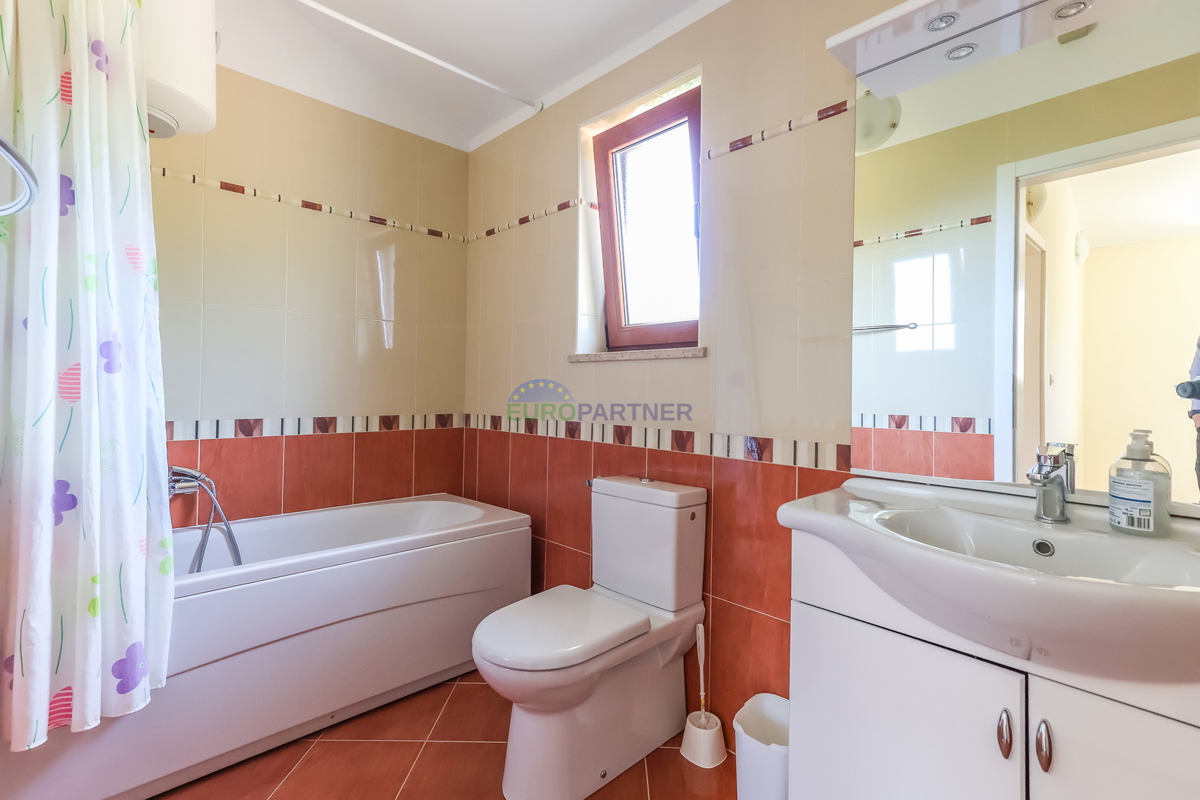 Mediteranska hiša z bazenom, 12 km od Poreča