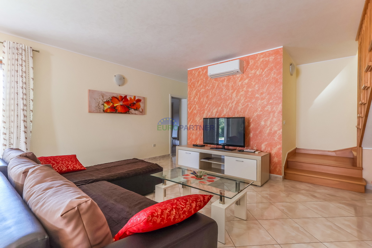 Mediteranska hiša z bazenom, 12 km od Poreča