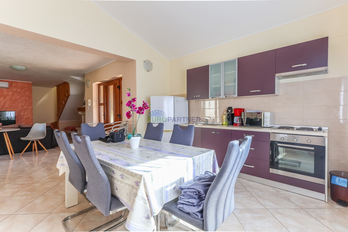 Mediteranska hiša z bazenom, 12 km od Poreča