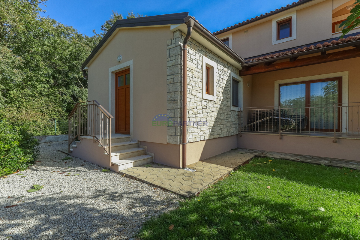 Mediteranska hiša z bazenom, 12 km od Poreča