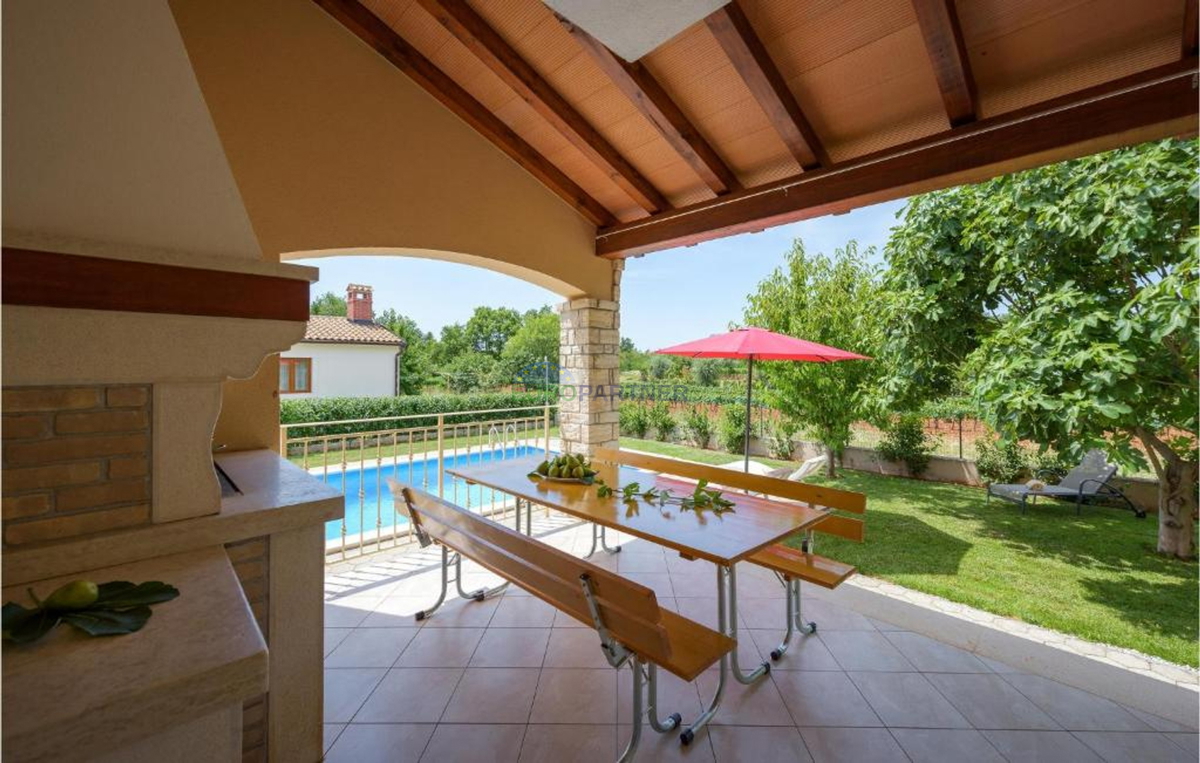 Mediteranska hiša z bazenom, 12 km od Poreča