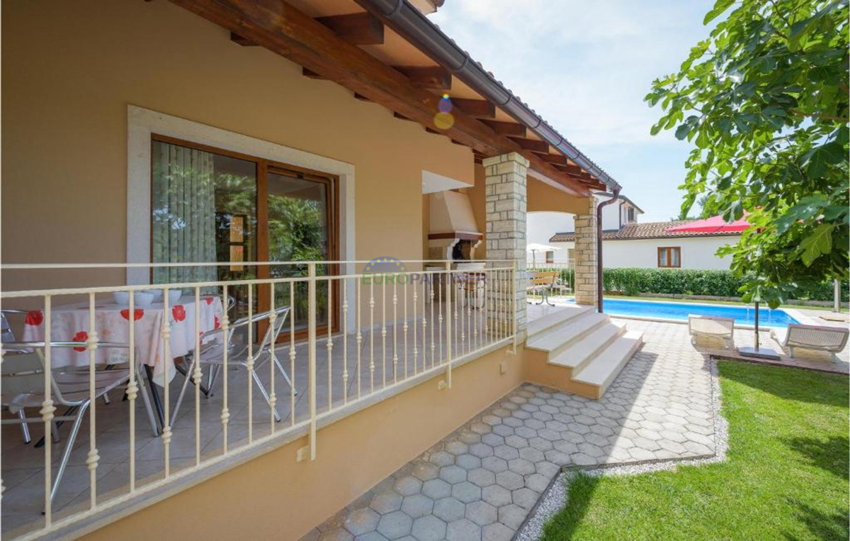 Mediteranska hiša z bazenom, 12 km od Poreča