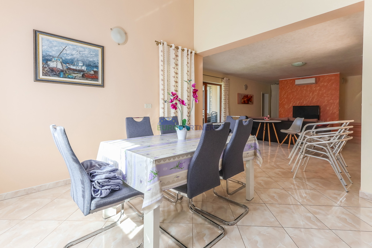 Mediteranska hiša z bazenom, 12 km od Poreča