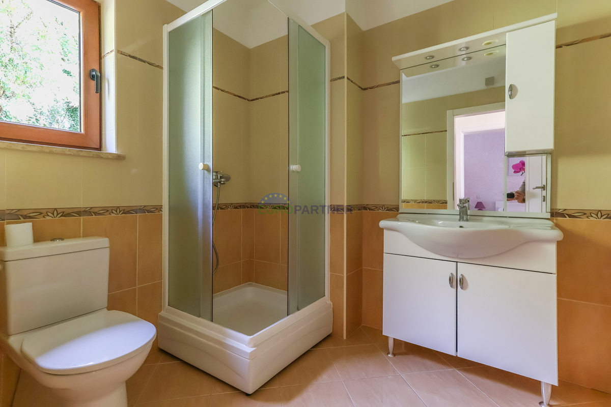 Mediteranska hiša z bazenom, 12 km od Poreča