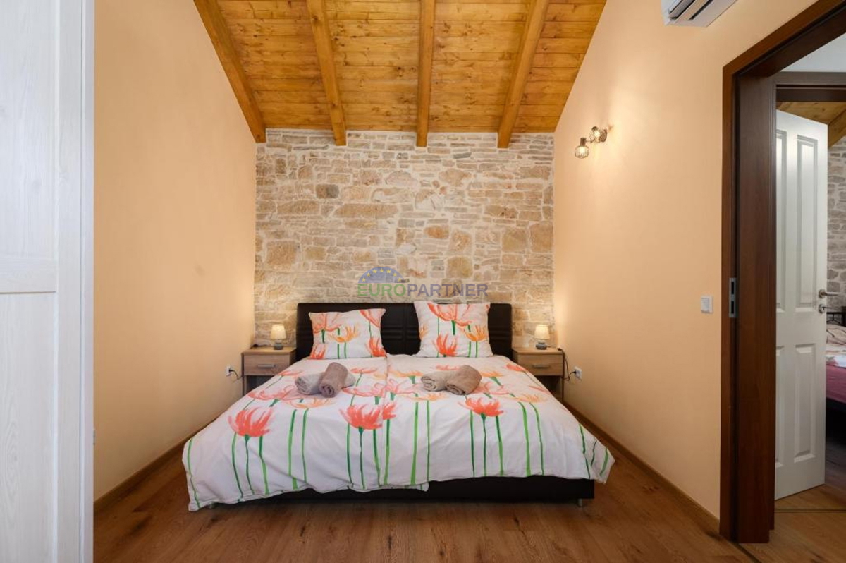 Čudovita obnovljena kamnita hiša z bazenom, okolica Poreča, Istra
