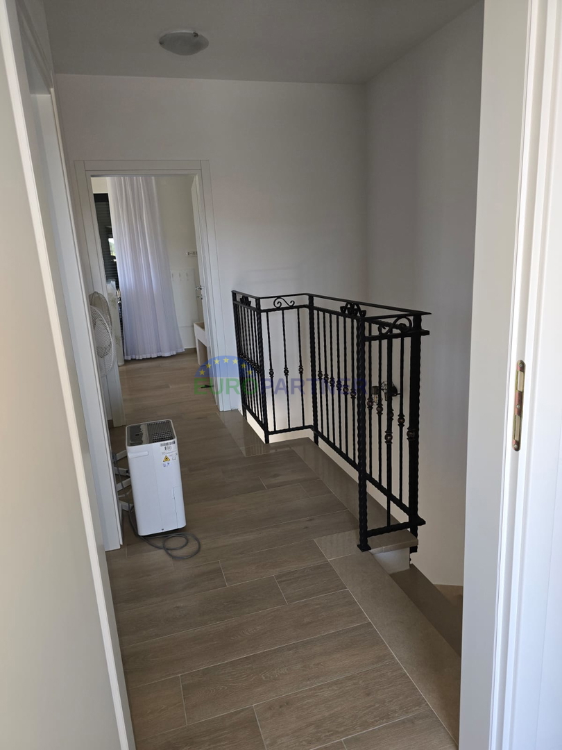 Elegantna moderna dvojna hiša s bazenom v Funtani
