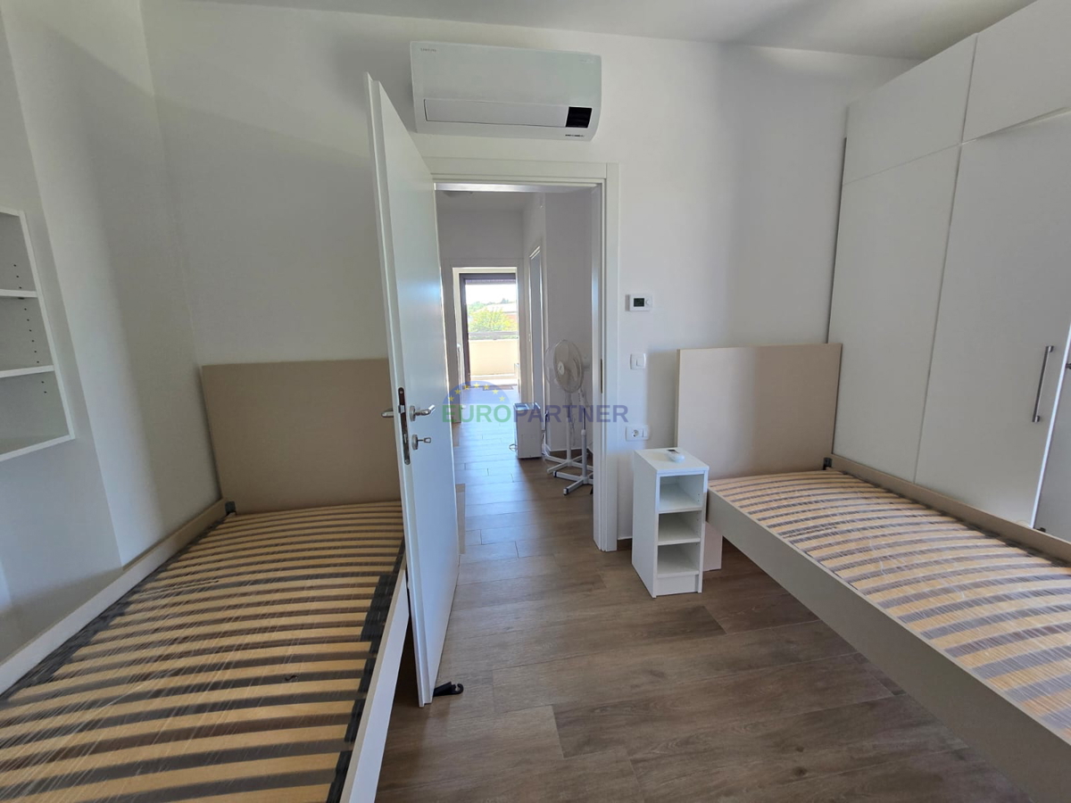 Elegantna moderna dvojna hiša s bazenom v Funtani
