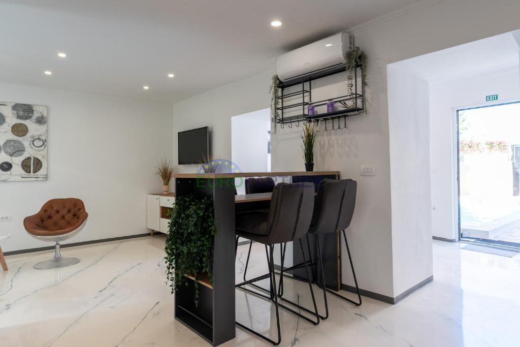 Renovirana istrska kamnita hiša s bazenom – 3 km od Poreča