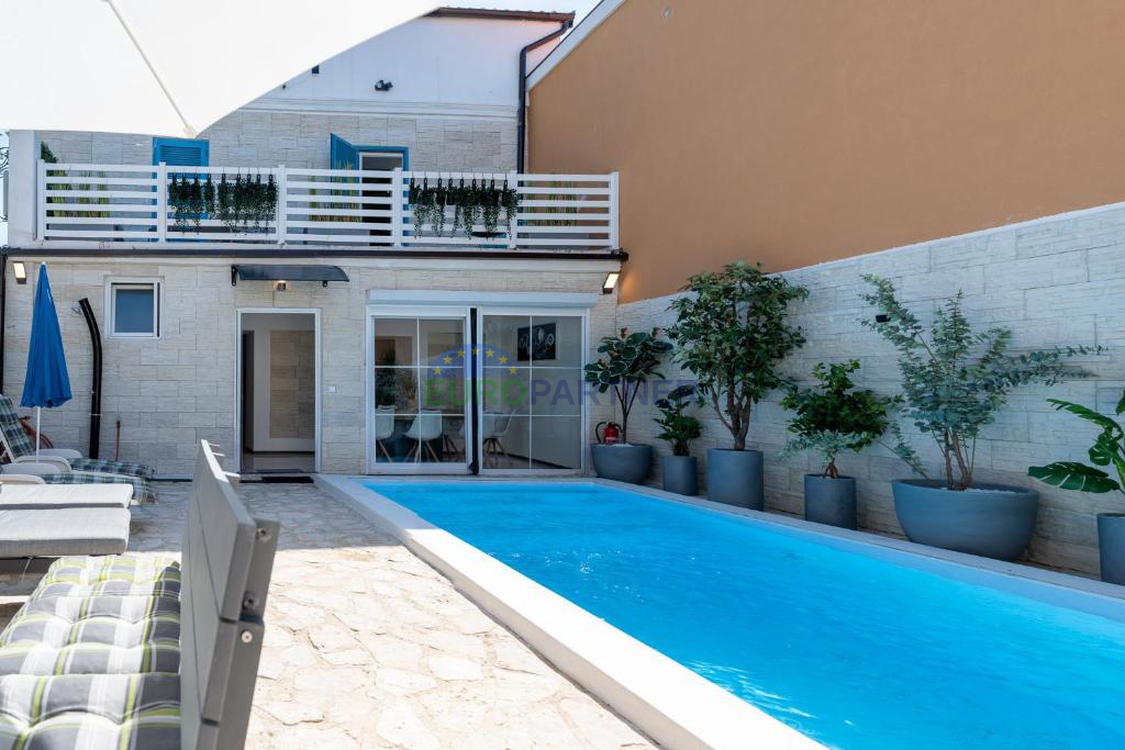 Renovirana istrska kamnita hiša s bazenom – 3 km od Poreča