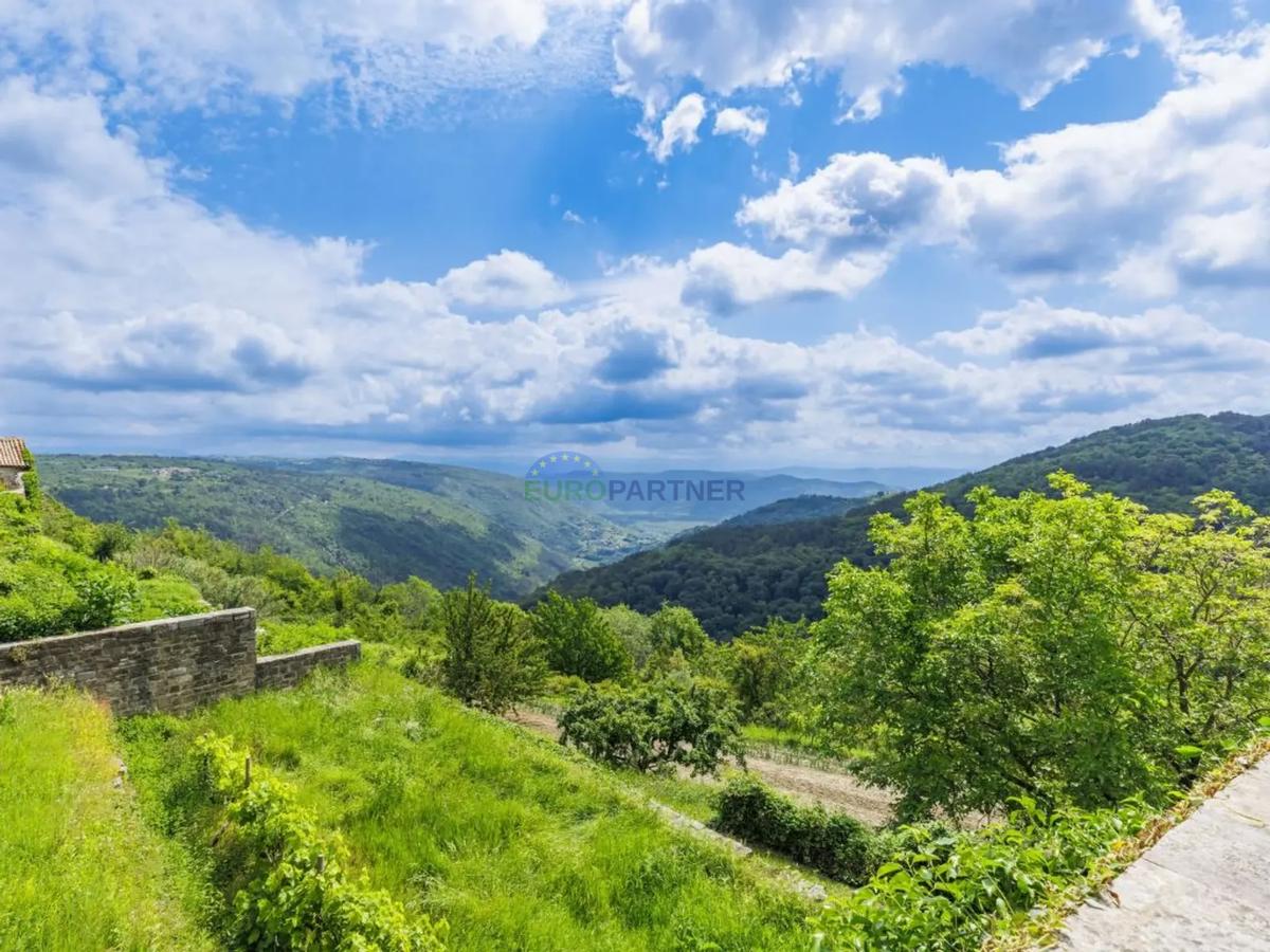 Istra, Oprtalj, hiša v starem mestnem jedru z lepim razgledom