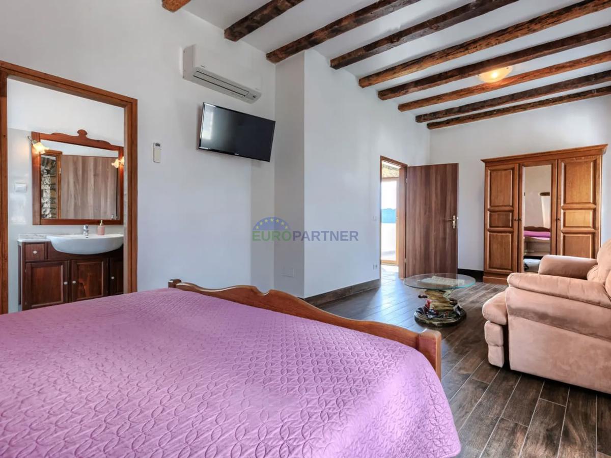 Istra, Oprtalj, hiša v starem mestnem jedru z lepim razgledom