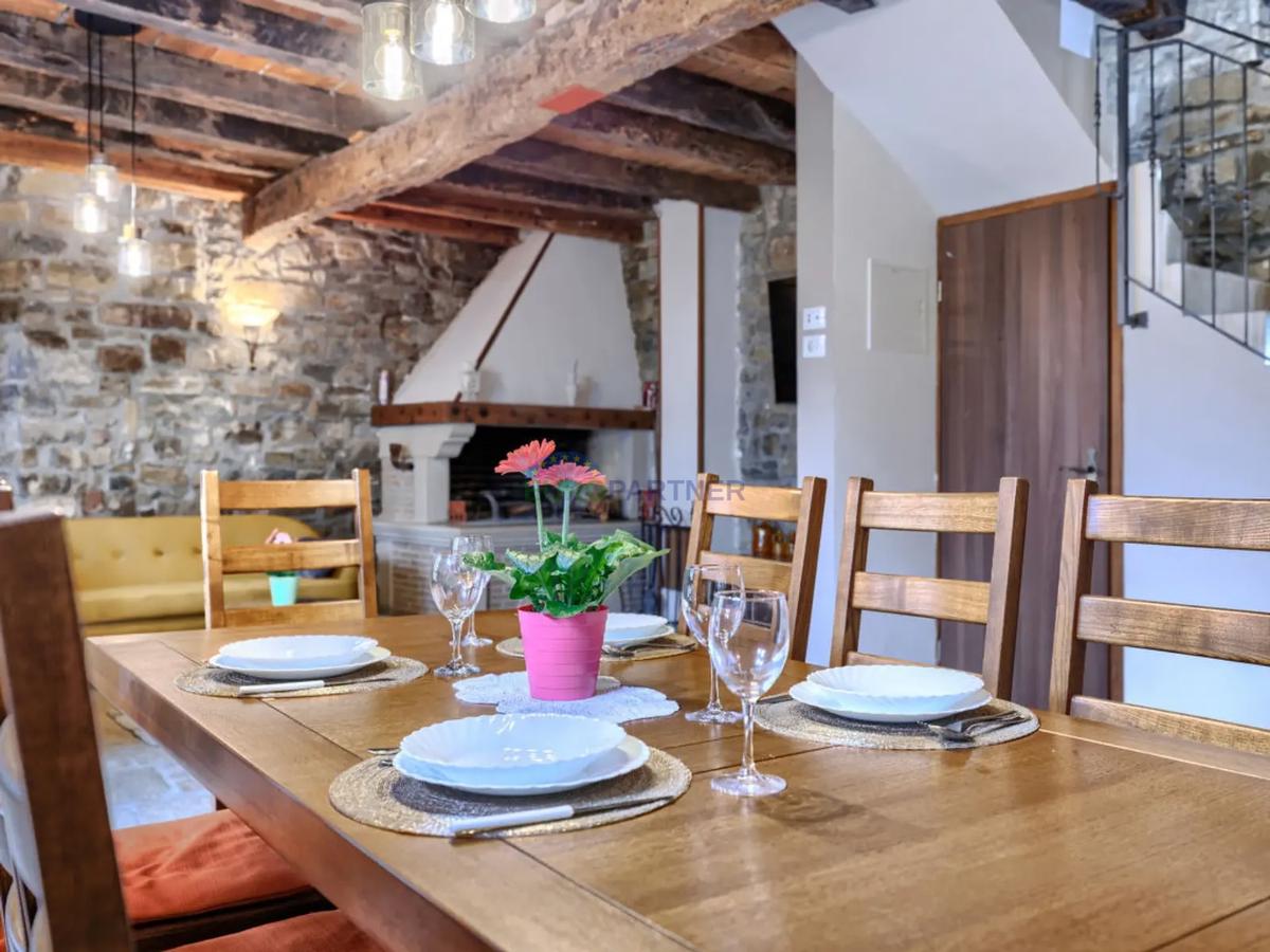 Istra, Oprtalj, hiša v starem mestnem jedru z lepim razgledom