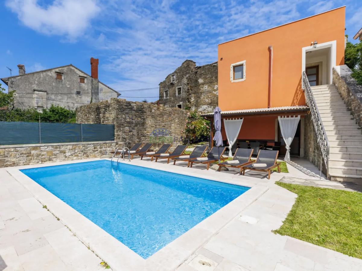 Istra, Oprtalj, hiša v starem mestnem jedru z lepim razgledom