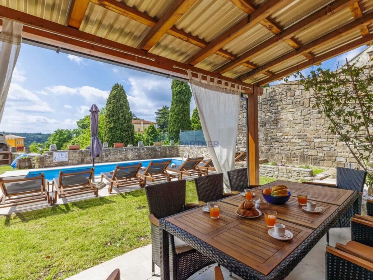 Istra, Oprtalj, hiša v starem mestnem jedru z lepim razgledom