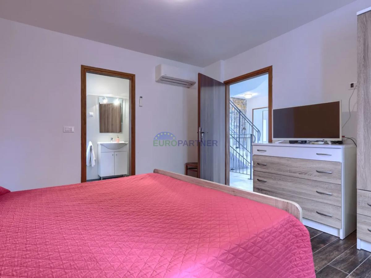 Istra, Oprtalj, hiša v starem mestnem jedru z lepim razgledom