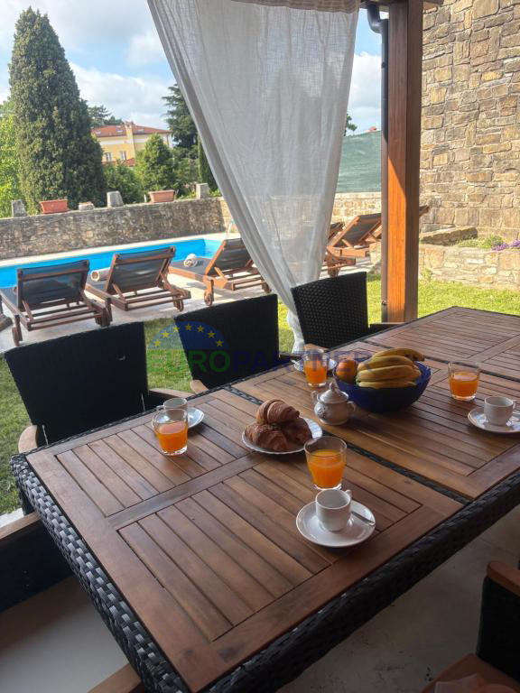 Istra, Oprtalj, hiša v starem mestnem jedru z lepim razgledom