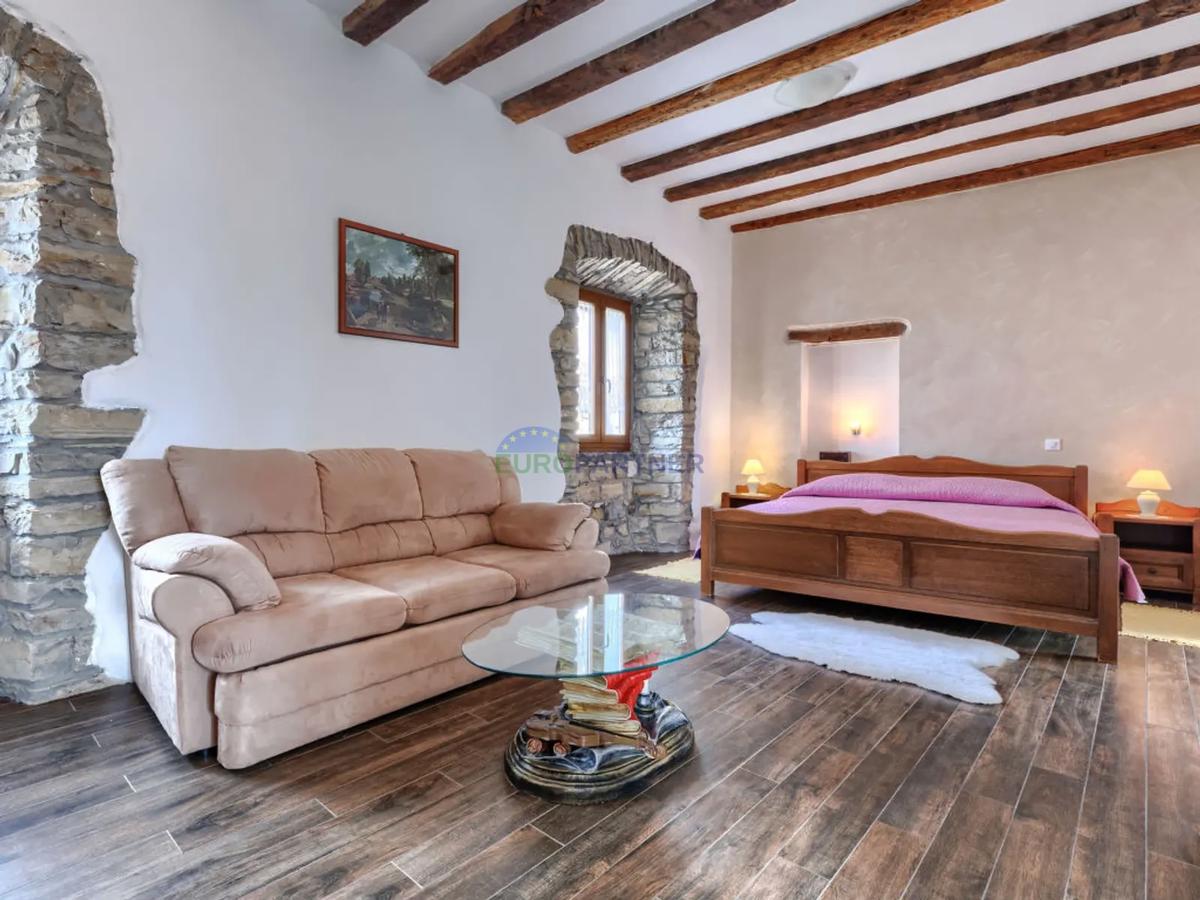 Istra, Oprtalj, hiša v starem mestnem jedru z lepim razgledom