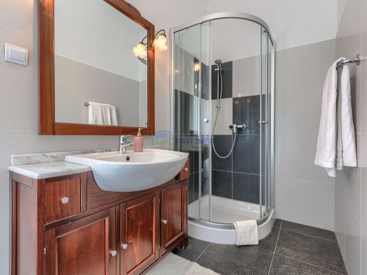 Istra, Oprtalj, hiša v starem mestnem jedru z lepim razgledom