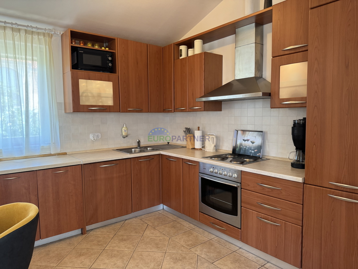 Samostojna hiša z dodatnim stanovanjem in pogledom na morje, Poreč, Istra