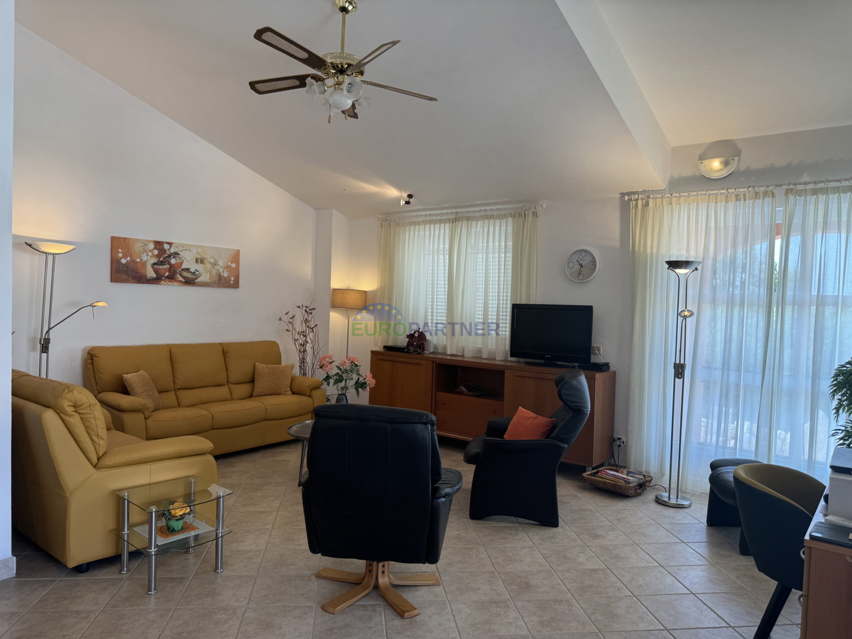 Samostojna hiša z dodatnim stanovanjem in pogledom na morje, Poreč, Istra