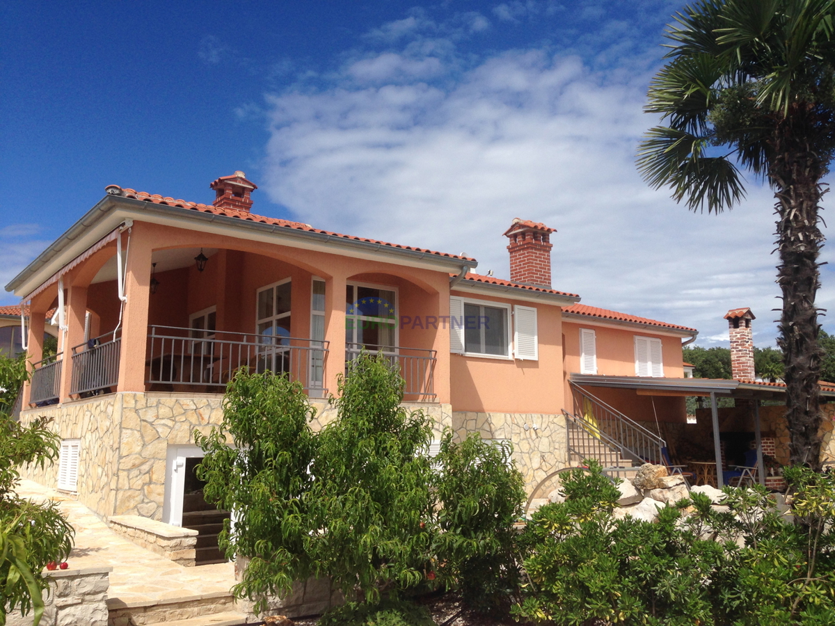 Samostojna hiša z dodatnim stanovanjem in pogledom na morje, Poreč, Istra