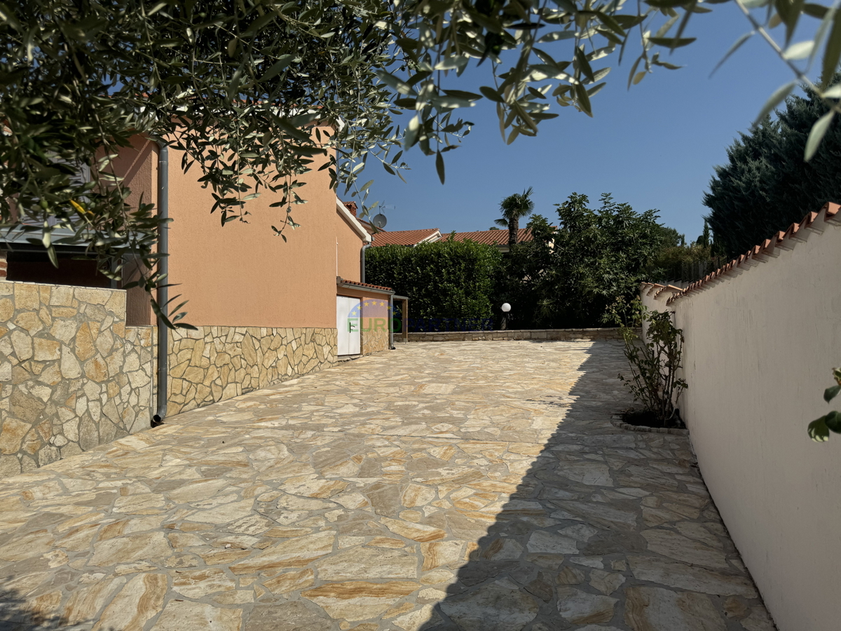 Samostojna hiša z dodatnim stanovanjem in pogledom na morje, Poreč, Istra