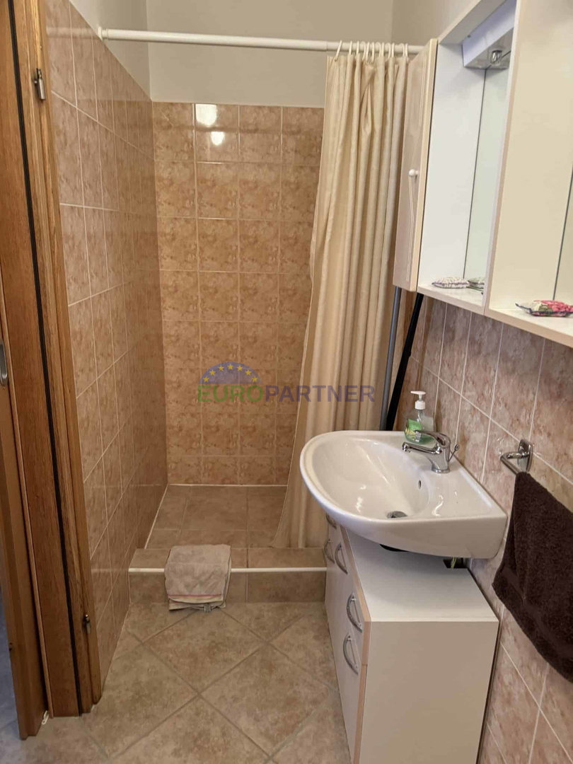 Samostojna hiša z dodatnim stanovanjem in pogledom na morje, Poreč, Istra