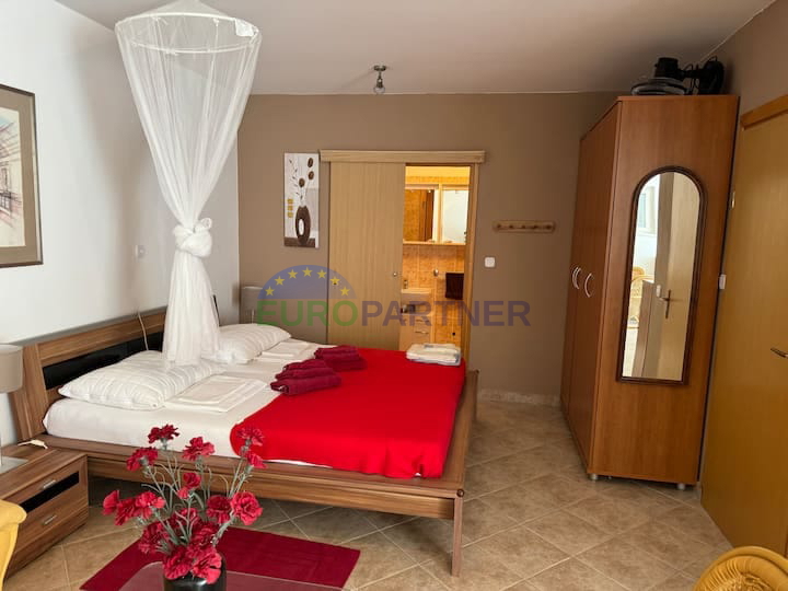 Samostojna hiša z dodatnim stanovanjem in pogledom na morje, Poreč, Istra