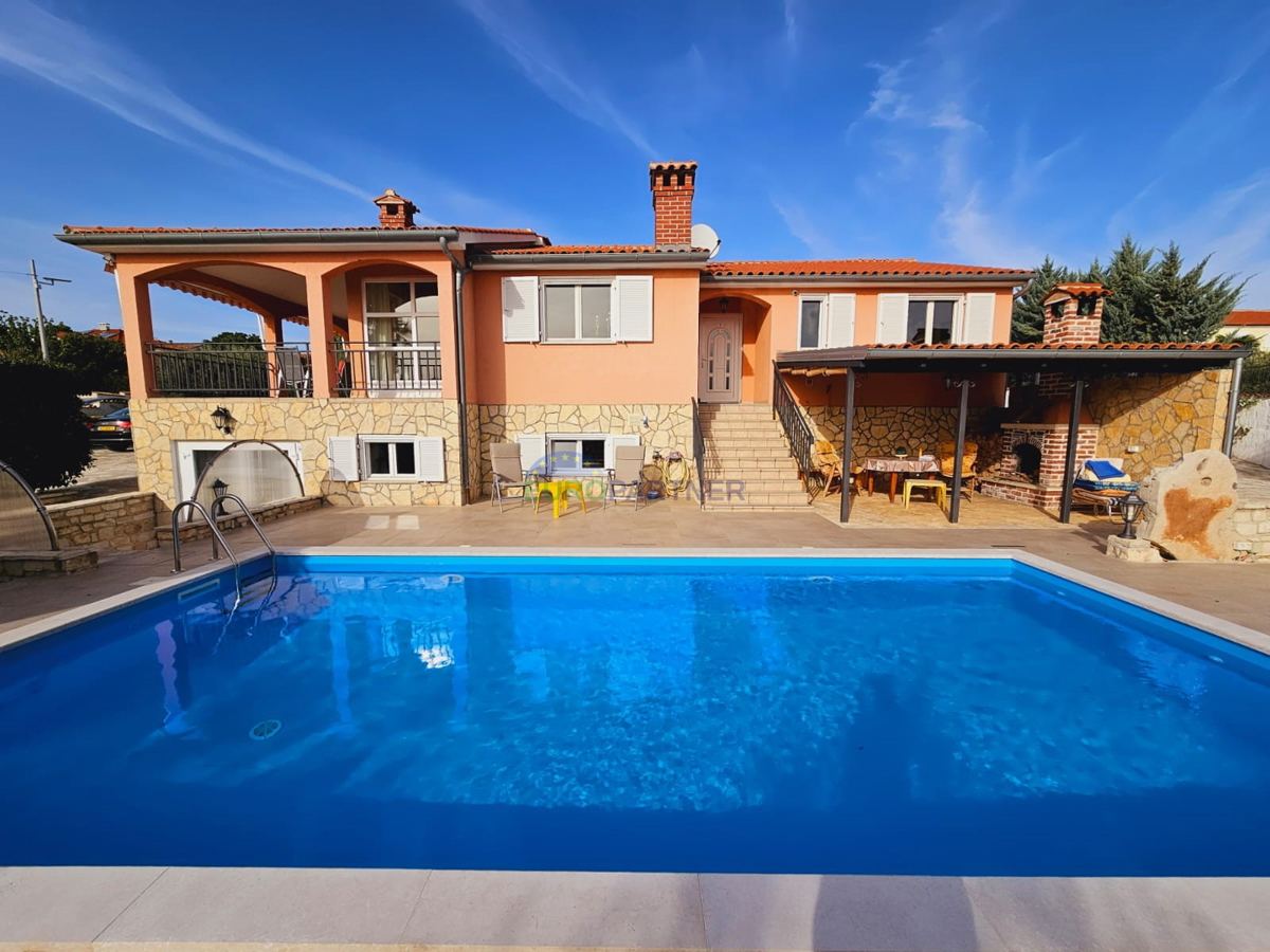 Samostojna hiša z dodatnim stanovanjem in pogledom na morje, Poreč, Istra