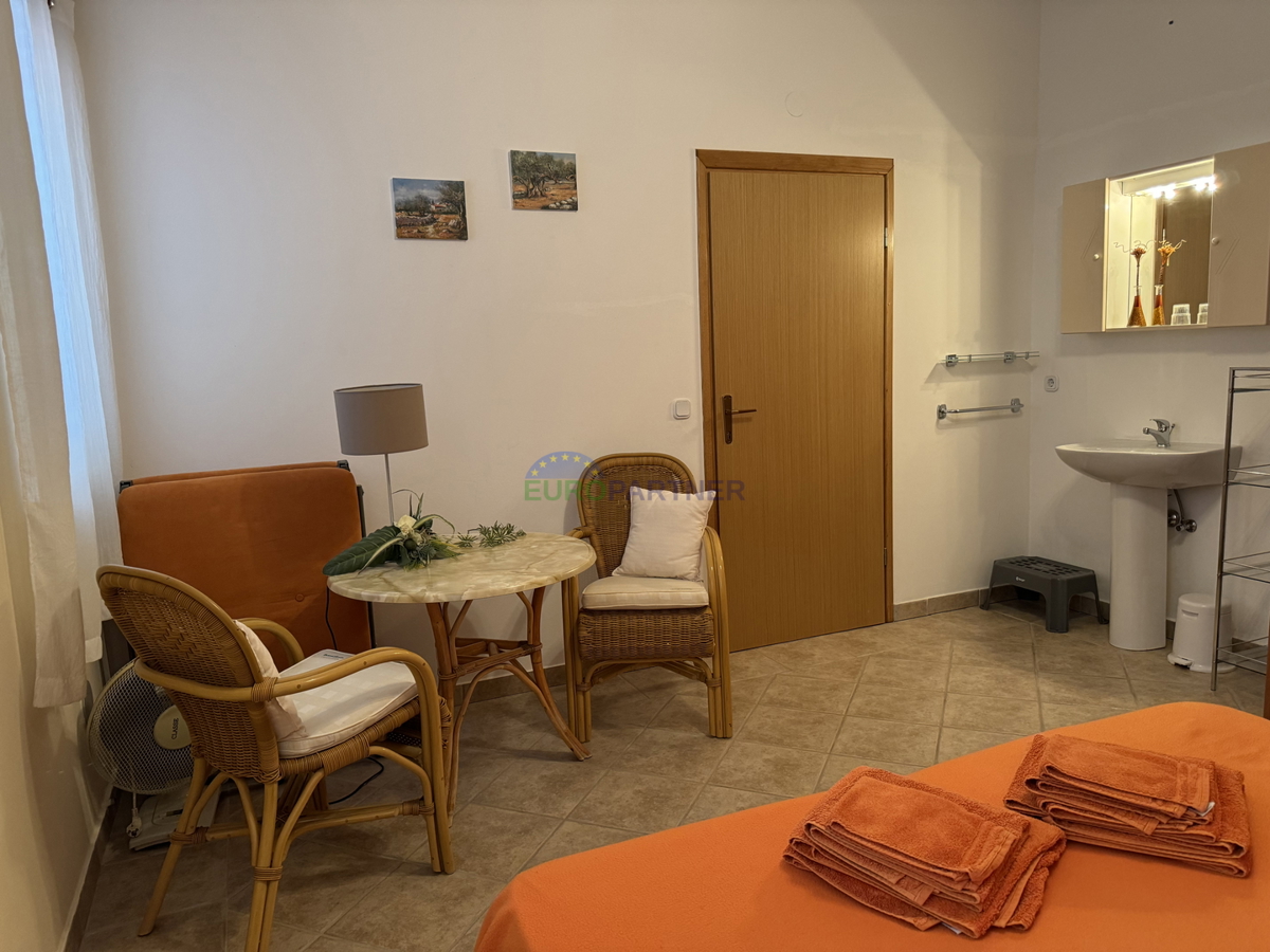 Samostojna hiša z dodatnim stanovanjem in pogledom na morje, Poreč, Istra