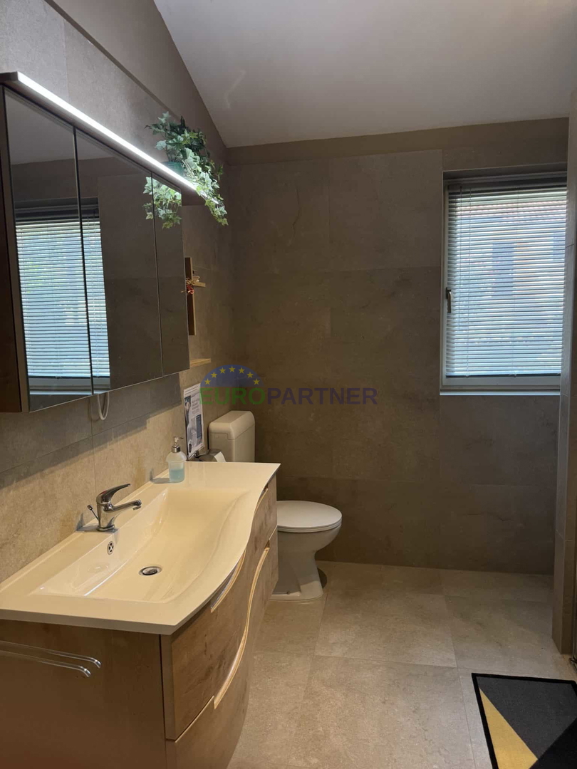 Samostojna hiša z dodatnim stanovanjem in pogledom na morje, Poreč, Istra