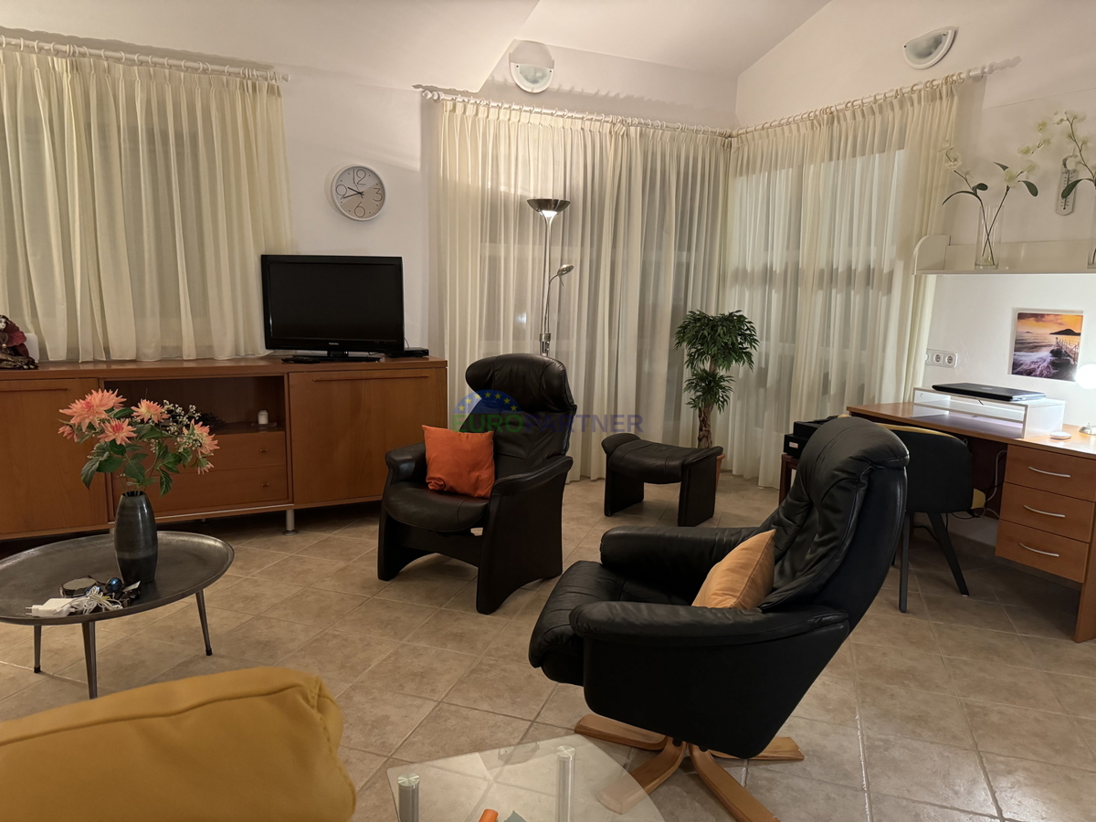 Samostojna hiša z dodatnim stanovanjem in pogledom na morje, Poreč, Istra