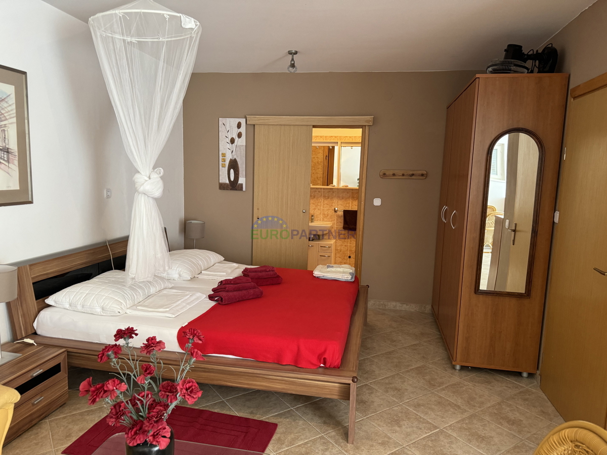 Samostojna hiša z dodatnim stanovanjem in pogledom na morje, Poreč, Istra