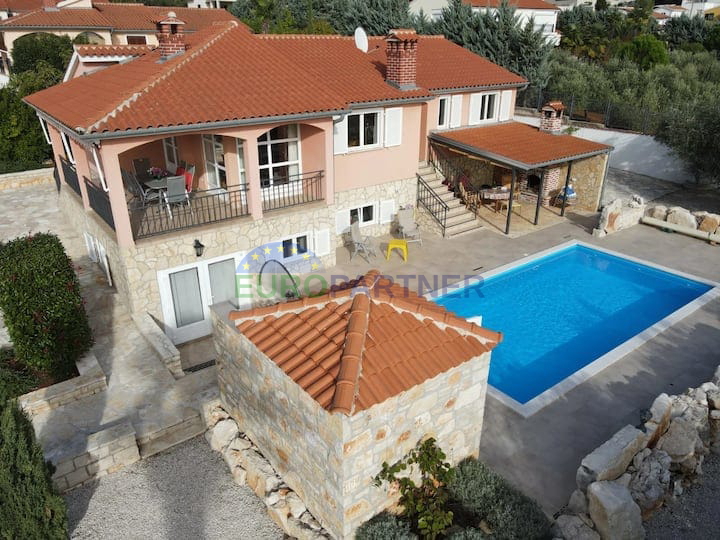 Samostojna hiša z dodatnim stanovanjem in pogledom na morje, Poreč, Istra