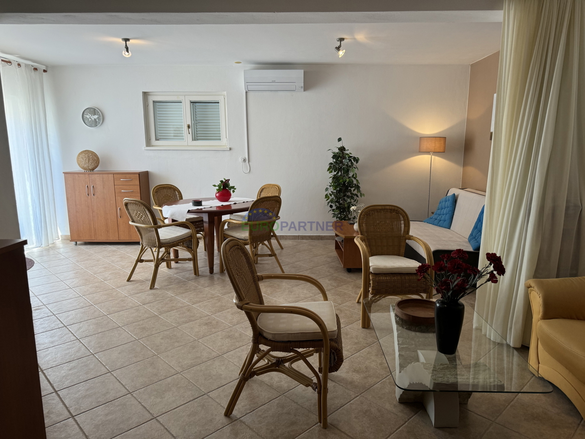 Samostojna hiša z dodatnim stanovanjem in pogledom na morje, Poreč, Istra