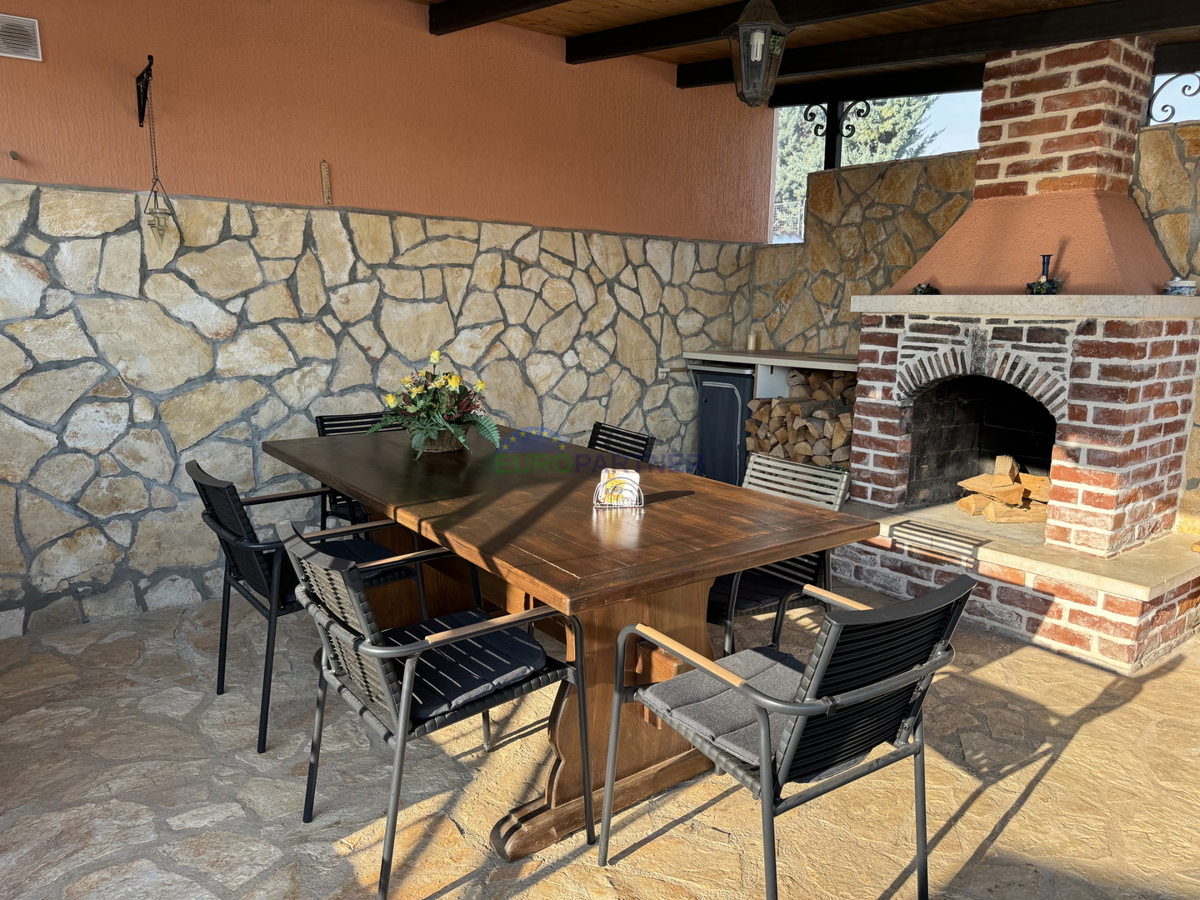 Samostojna hiša z dodatnim stanovanjem in pogledom na morje, Poreč, Istra