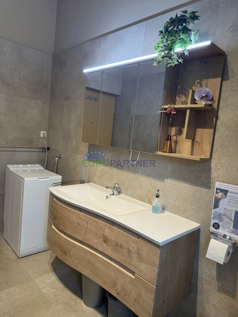 Samostojna hiša z dodatnim stanovanjem in pogledom na morje, Poreč, Istra