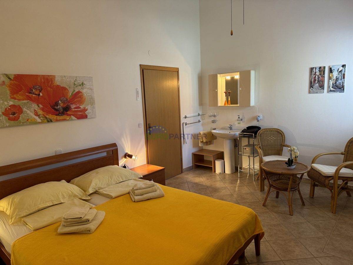 Samostojna hiša z dodatnim stanovanjem in pogledom na morje, Poreč, Istra