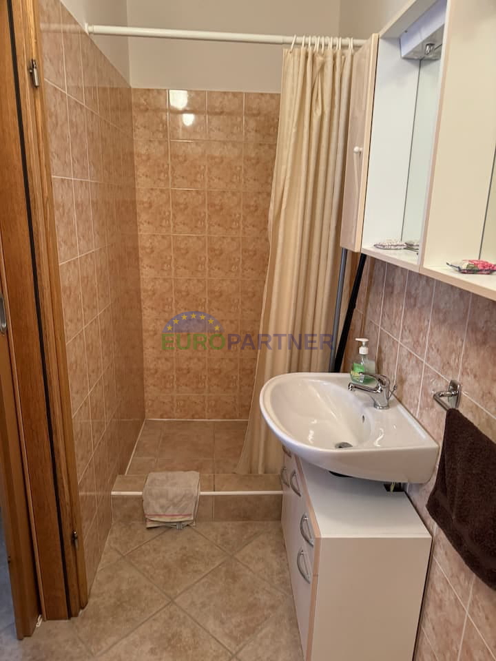 Samostojna hiša z dodatnim stanovanjem in pogledom na morje, Poreč, Istra