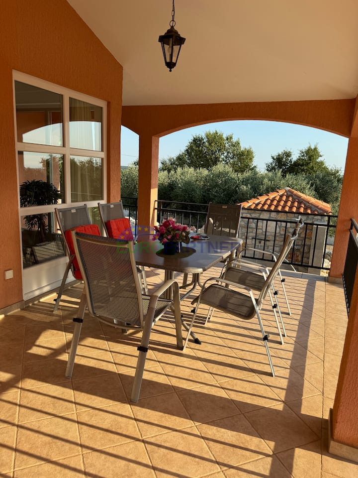 Samostojna hiša z dodatnim stanovanjem in pogledom na morje, Poreč, Istra