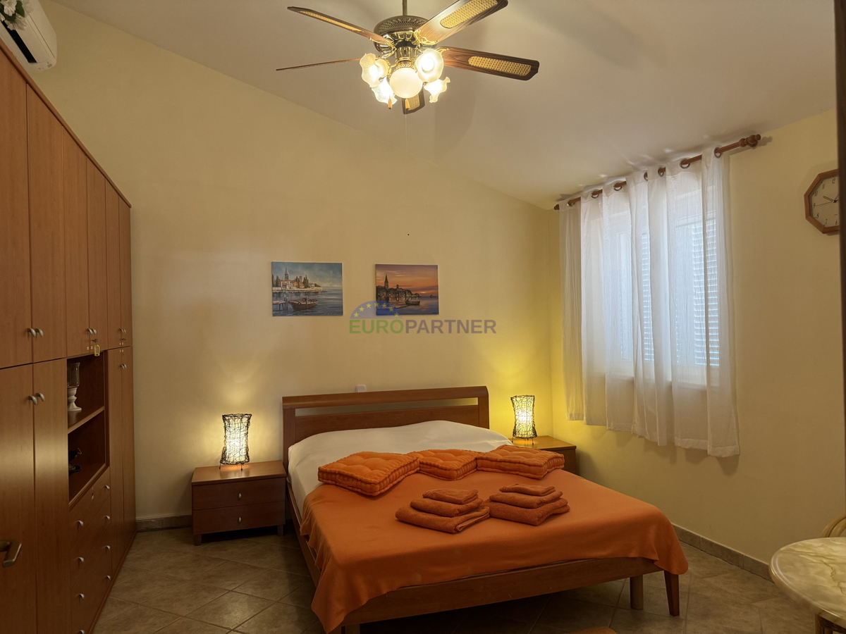 Samostojna hiša z dodatnim stanovanjem in pogledom na morje, Poreč, Istra