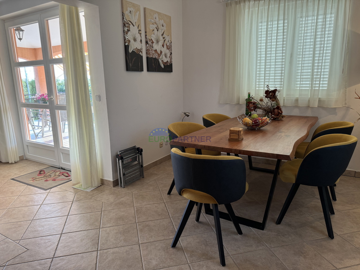 Samostojna hiša z dodatnim stanovanjem in pogledom na morje, Poreč, Istra