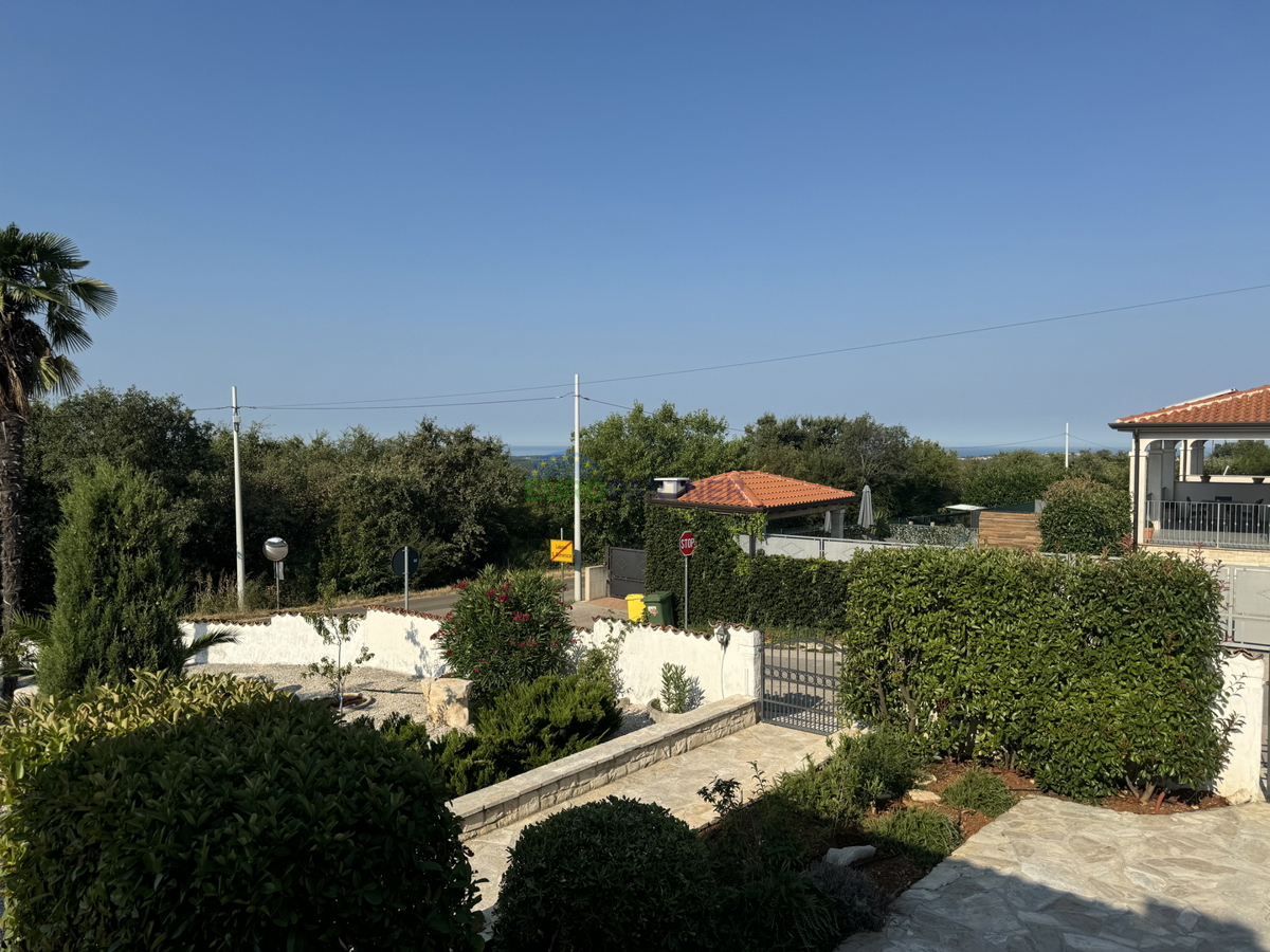 Samostojna hiša z dodatnim stanovanjem in pogledom na morje, Poreč, Istra